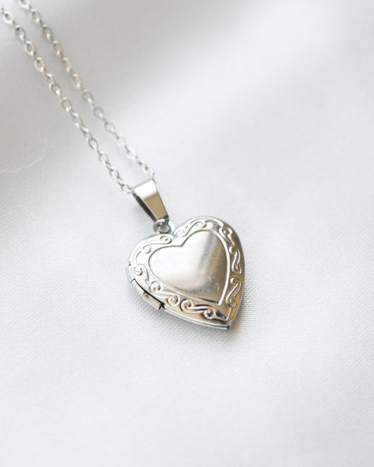 Relicario corazón ornamental en acero plateado