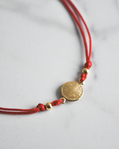 Pulsera de San Benito con Hilo Rojo – Protección Espiritual y Estilo Minimalista