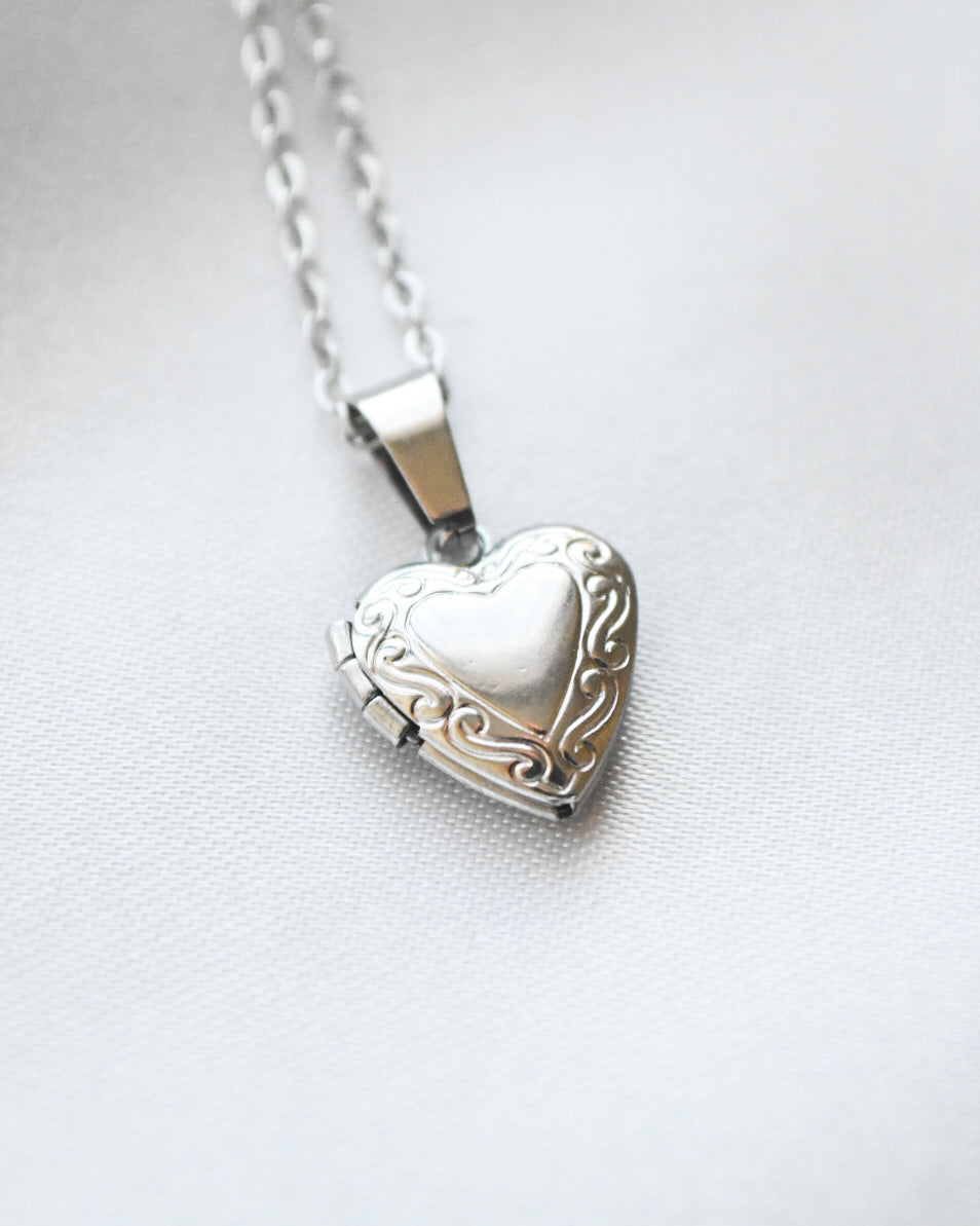 Mini relicario corazón ornamental en acero plateado