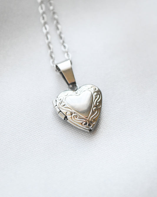 Mini relicario corazón ornamental en acero plateado