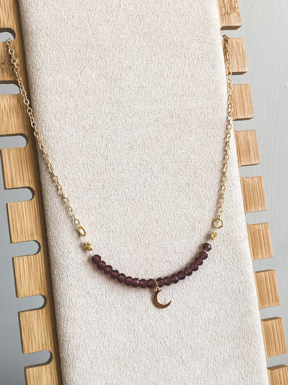 Collar de Cristales Morados con Luna y Cadena Bañada en Oro – Magia y Espiritualidad