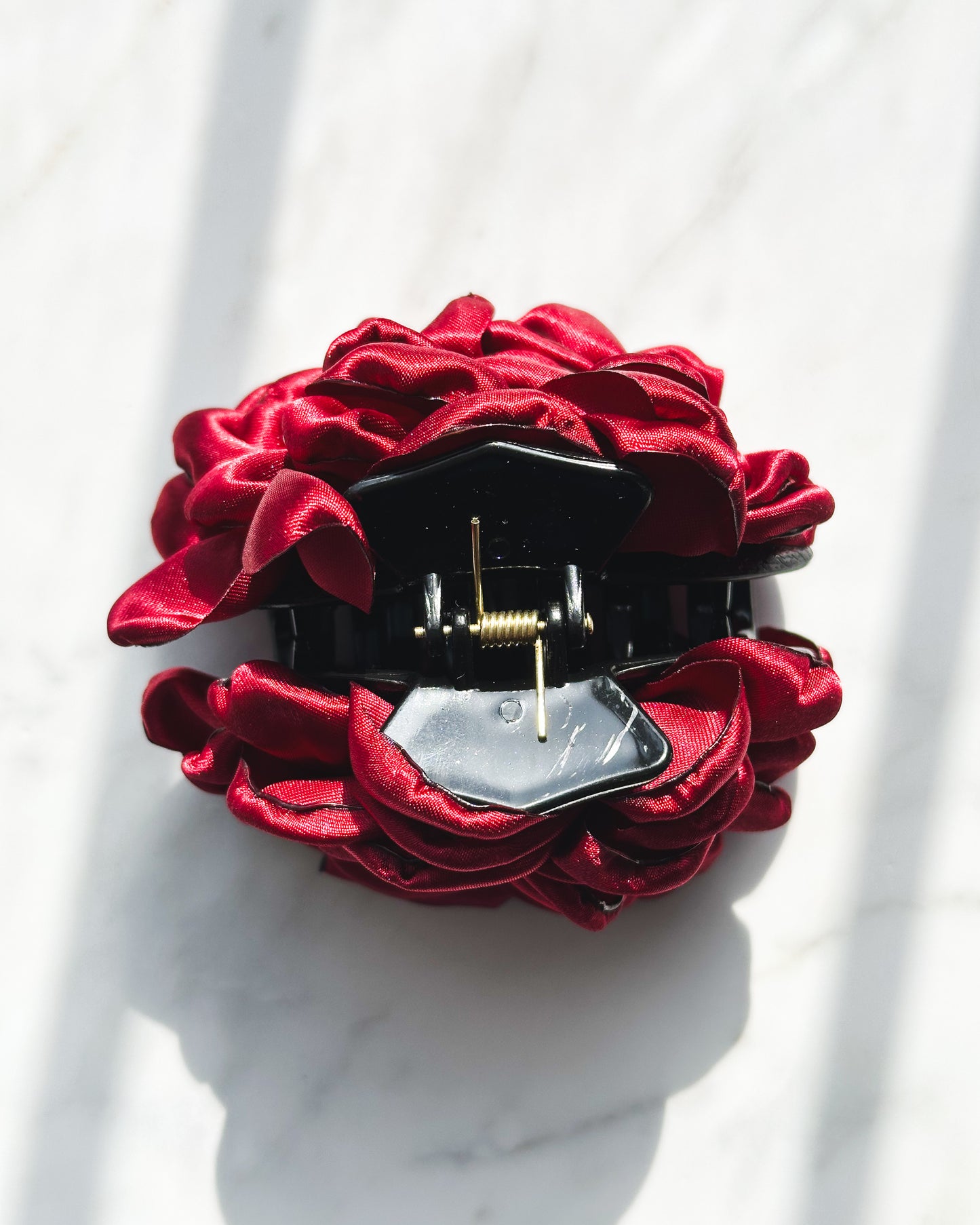 Traba con flor de tela | Colores rojo y negro