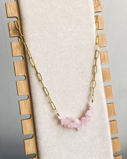 Collar de Cuarzo Rosa con Cadena Bañada en Oro – Amor y Armonía