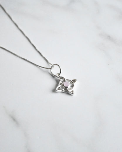 Collar Nudo de Bruja y Cuarzo Rosa Plata 925