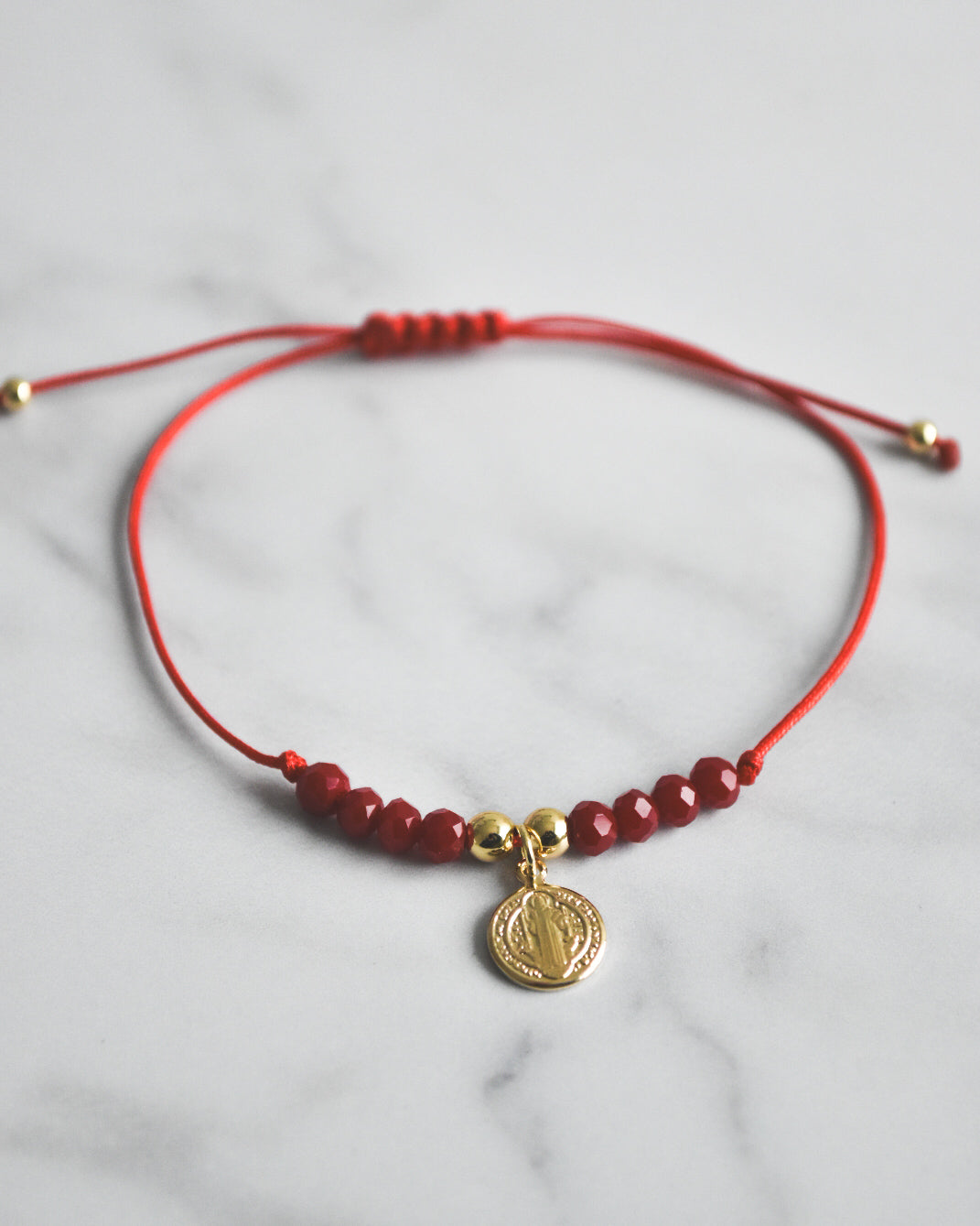 Pulsera Amuleto de San Benito con Hilo Rojo y Cristales Rojos – Protección y Fuerza Espiritual