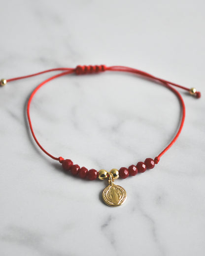 Pulsera Amuleto de San Benito con Hilo Rojo y Cristales Rojos – Protección y Fuerza Espiritual