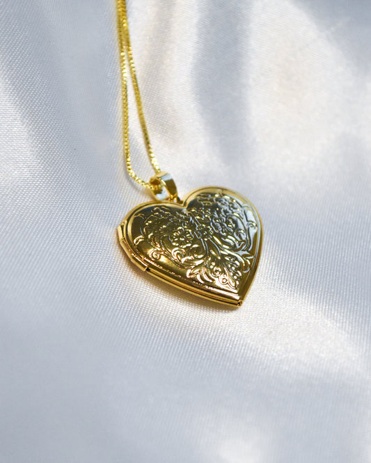 Relicario Amor en Flor Corazón Bañado en Oro