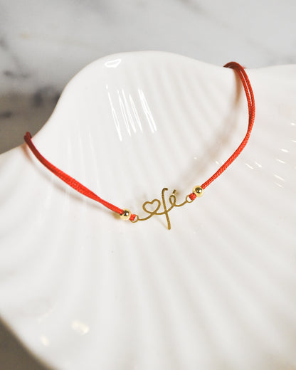 Pulsera amuleto de protección – Hilo rojo FE y corazón bañado en oro, ajustable