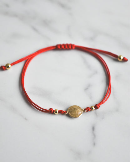 Pulsera de San Benito con Hilo Rojo – Protección Espiritual y Estilo Minimalista