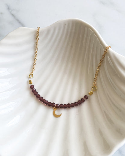 Collar de Cristales Morados con Luna y Cadena Bañada en Oro – Magia y Espiritualidad