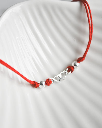 Pulsera Amuleto de Amor Hilo Rojo y Plata 925 – Corazones Unidos y Energía del Amor Verdadero