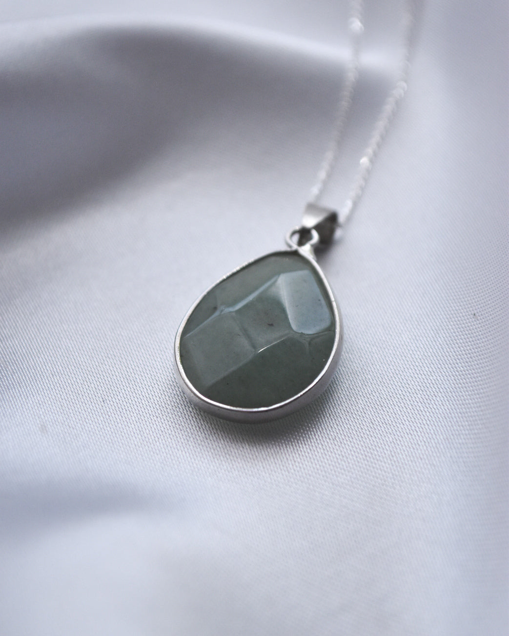 Collar de Jade – Colgante Gota Facetada