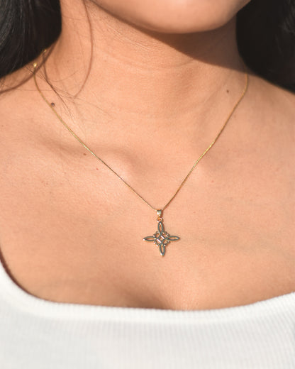 Collar Nudo de Bruja en Baño de Oro