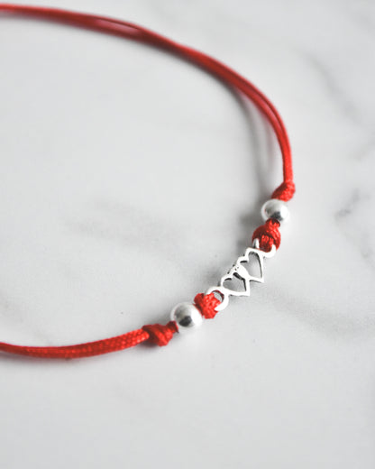 Pulsera Amuleto de Amor Hilo Rojo y Plata 925 – Corazones Unidos y Energía del Amor Verdadero