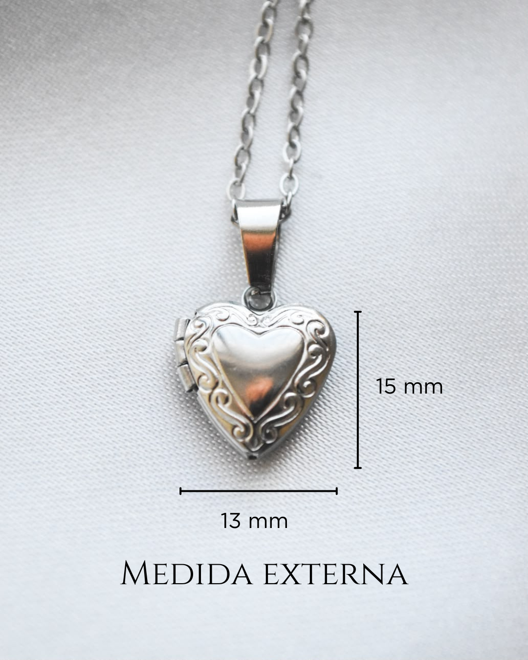Mini relicario corazón ornamental en acero plateado