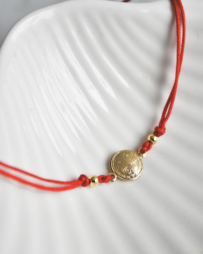 Pulsera de San Benito con Hilo Rojo – Protección Espiritual y Estilo Minimalista