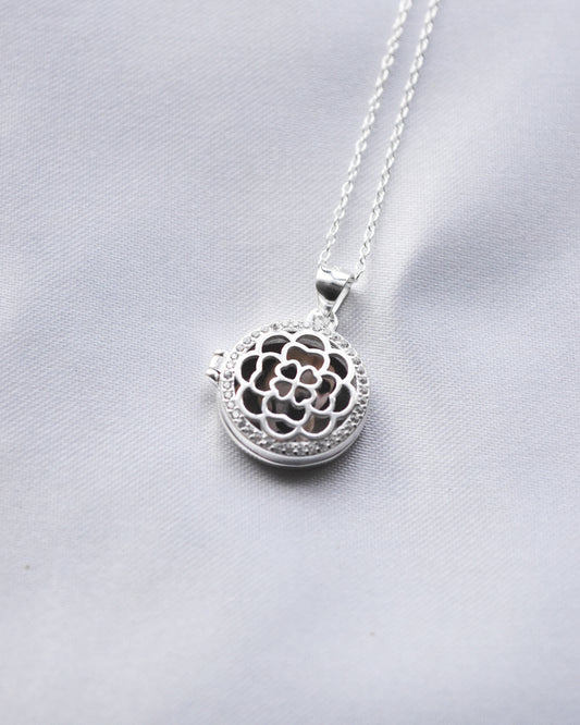 Relicario Flor de Luz en Plata 925