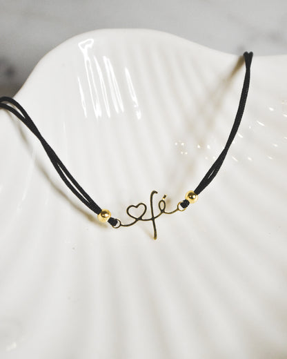 Pulsera amuleto de protección – Hilo negro FE y corazón bañado en oro, ajustable