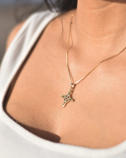 Collar Nudo de Bruja en Baño de Oro