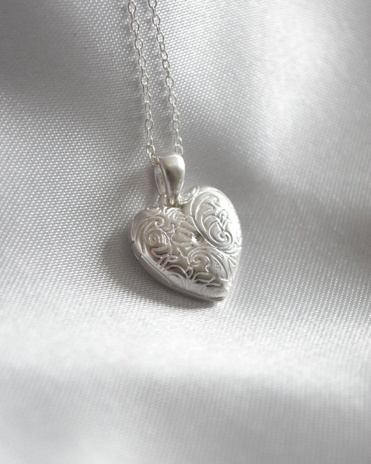 Relicario de Plata 925 “Jardín de Recuerdos” Corazón Vintage