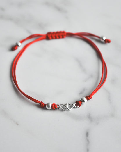 Pulsera Amuleto de Amor Hilo Rojo y Plata 925 – Corazones Unidos y Energía del Amor Verdadero