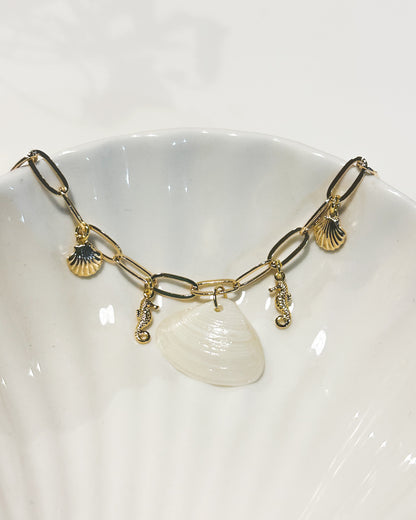 Collar Sirena Dorada – Eslabones con dijes marinos y conchita real