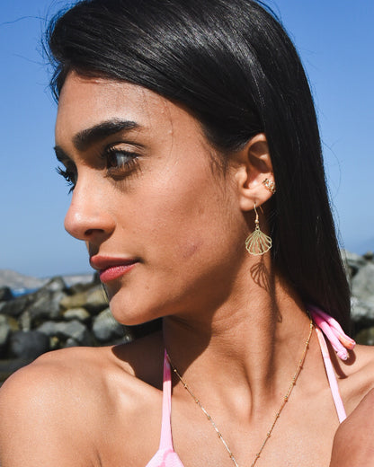 Aros Colgantes Ostra Abstracta Bañados en Oro