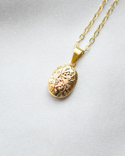 Mini relicario ovalado floral enchapado en oro