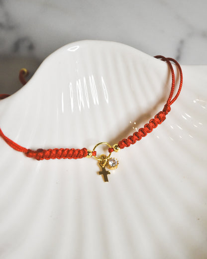 Pulsera amuleto de protección ajustable – Hilo rojo con cruz y circón baño en oro