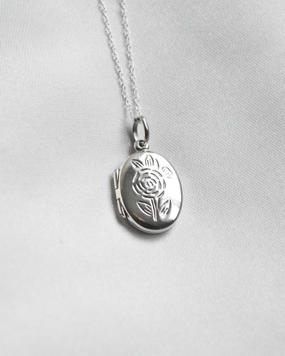 Relicario Ovalado “Rosa Eterna” de Plata 925