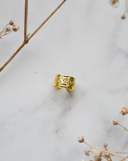 Ear Cuff bañado en oro con diseño de banda elegante