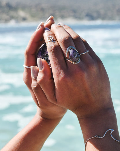 Anillo de Alpaca con Amatista – Hecho a Mano | Calma y Claridad Mental