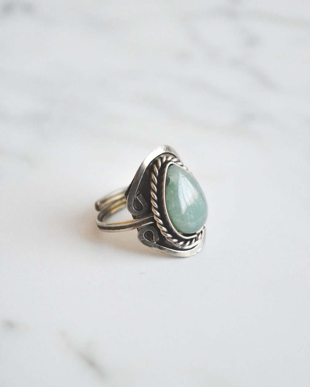 Anillo de Alpaca Ajustable con Jade Verde – Abundancia y Armonía Interior