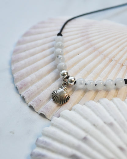 Pulsera Ajustable con Cuarzo Blanco y Dije Conchita en Plata