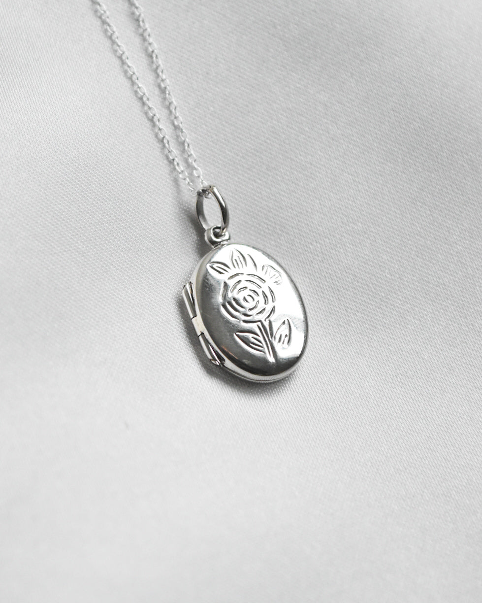 Relicario Ovalado “Rosa Eterna” de Plata 925