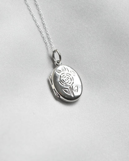 Relicario Ovalado “Rosa Eterna” de Plata 925