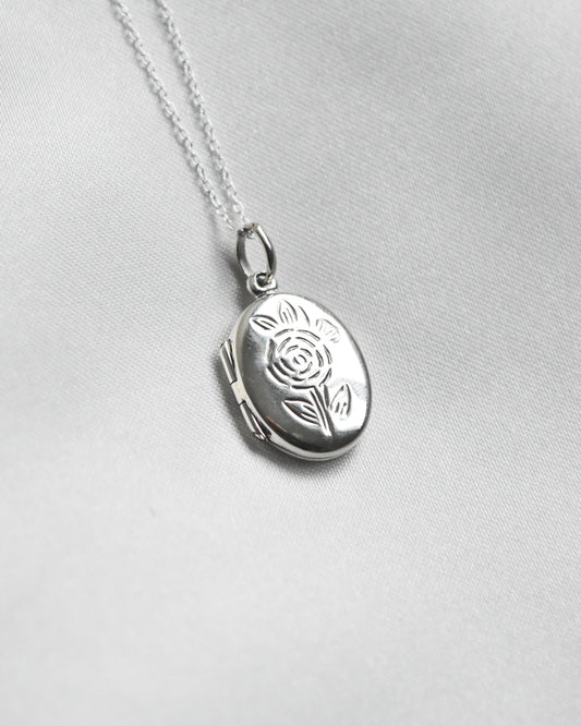 Relicario Ovalado “Rosa Eterna” de Plata 925