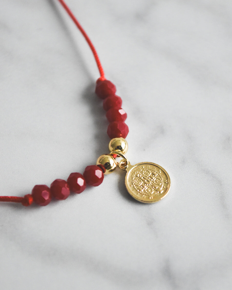 Pulsera Amuleto de San Benito con Hilo Rojo y Cristales Rojos – Protección y Fuerza Espiritual