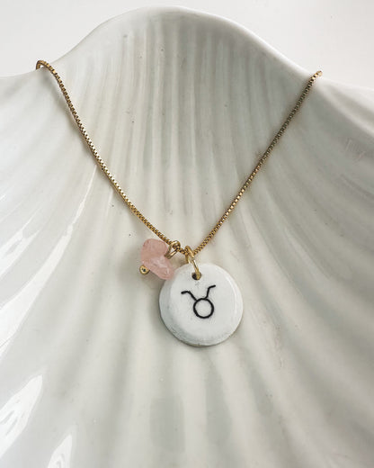 Collar Tauro Artesanal con Cuarzo Rosa – Hecho a Mano con Arcilla y Cadena Bañada en Oro