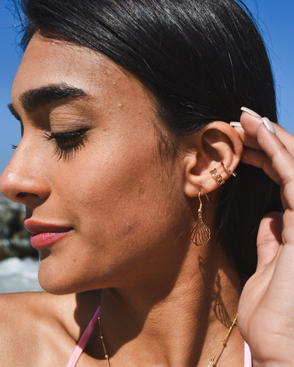 Aros Colgantes Ostra Abstracta Bañados en Oro