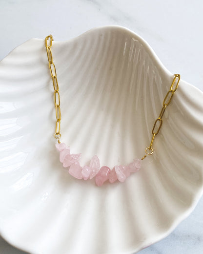 Collar de Cuarzo Rosa con Cadena Bañada en Oro – Amor y Armonía