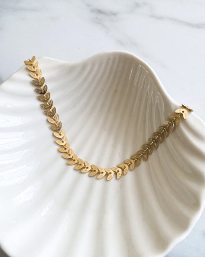 Collar de Eslabones en Forma de Hojas Bañado en Oro – Elegancia Natural
