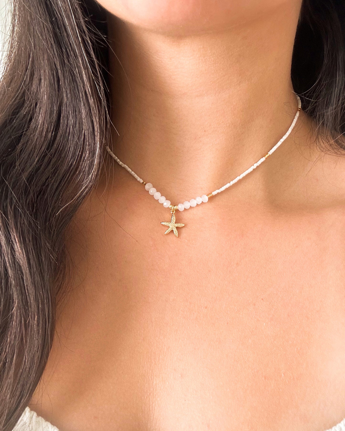 Collar Estrella de Mar Dorada – Mostacillas y Cristales Blancos