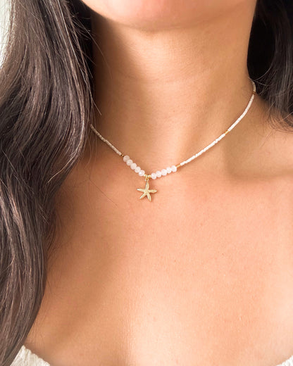 Collar Estrella de Mar Dorada – Mostacillas y Cristales Blancos
