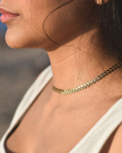 Collar de Eslabones en Forma de Hojas Bañado en Oro – Elegancia Natural