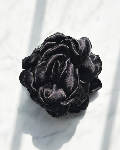 Traba con flor de tela | Colores rojo y negro