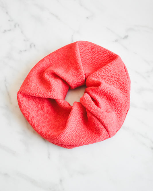 Scrunchie Coral – Hecho a mano