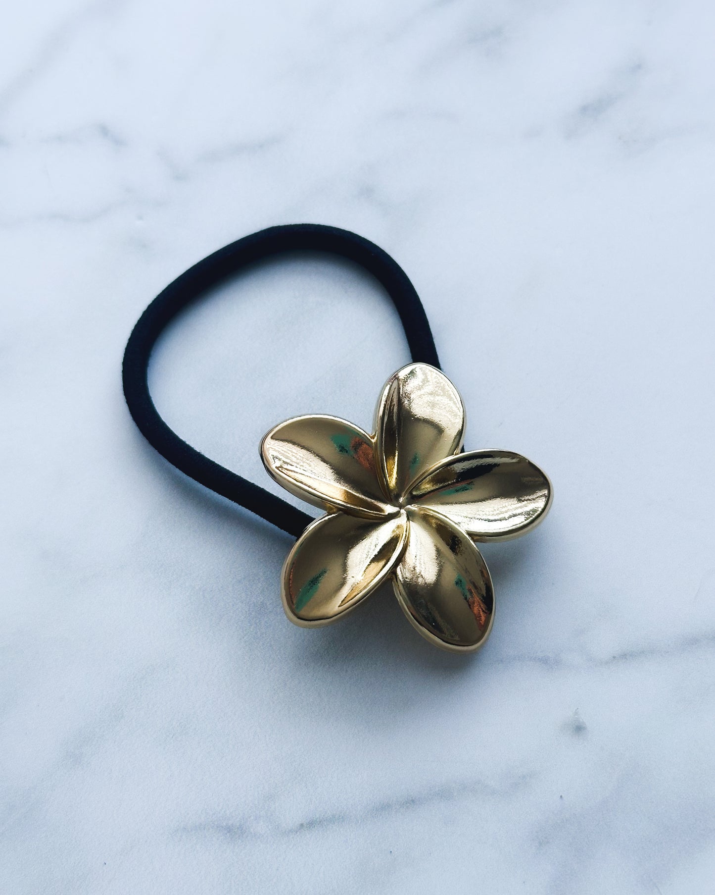 Colet con dije de flor hawaiana