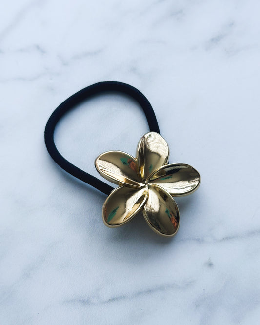Colet con dije de flor hawaiana