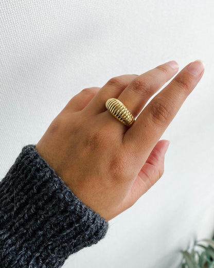 Anillo Chunky Ranurado Bañado en Oro – Diseño Elegante y Sofisticado